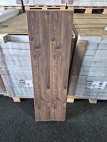Двери и комплектующие: Laminat döşəmə ve ısdı pola devamlı Rusıya ısdesalı 8 slm lamınat — 1