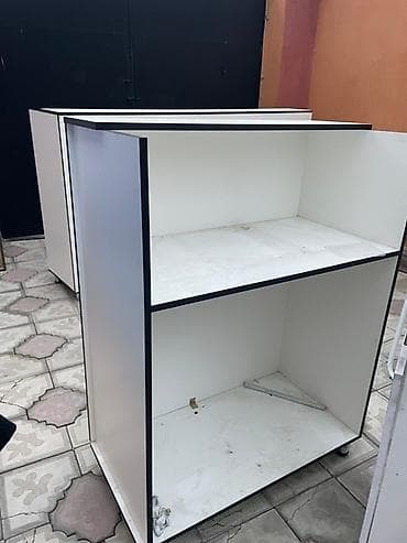 ayyaqabi dolabi: Ağ rəngdə olan bu dolab, dörd rəfdən ibarətdir və təkərləri sayəsində — 4