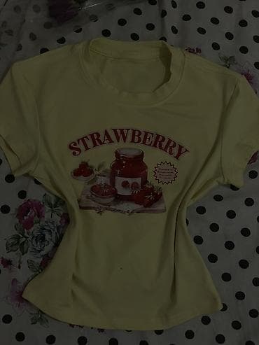 stringer alt geyimi: Qadın T‑şörtü – “STRAWBERRY” printi - Rəng: açıq sarı - Üzərində iri — 1