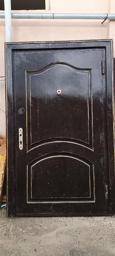 seyf gapı: Ağır möhkəm materialdan seyf qapıdır. yaxşı vəziyyətdədi. maksimum — 1