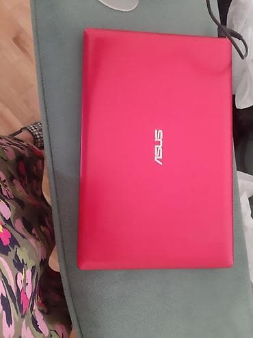 ASUS noutbuk - Korpus: parlaq çəhrayı rəngli üst qapaq, gümüşü daxili
