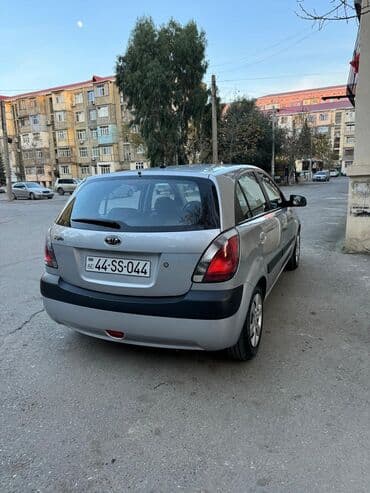 Kia Rio hatchback - Kuzov: 5 qapılı hatchback, gümüşü rəng - Mühərrik