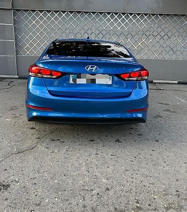 elantra hunday: Mavi rəngdə Hyundai Elantra sedan avtomobili. Avtomobilin ön — 5