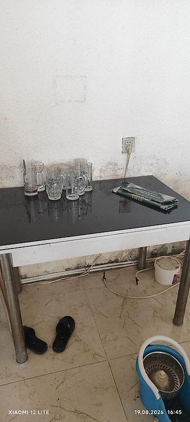 Tecili satilirQara şüşə səthli masa təqdim olunur. Masa sadə və