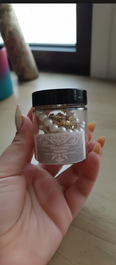 Kavanoz bijuteriya hədiyyəsi - Şəffaf, qara qapaqlı mini kavanozda