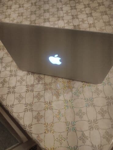 Apple MacBook noutbuk - Gümüş rəngli alüminium gövdə, işıqlı Apple