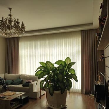 ağ tül perde: Zərif, ağ rəngli tül pərdə. Otağa incəlik və yüngüllük gətirir — 1