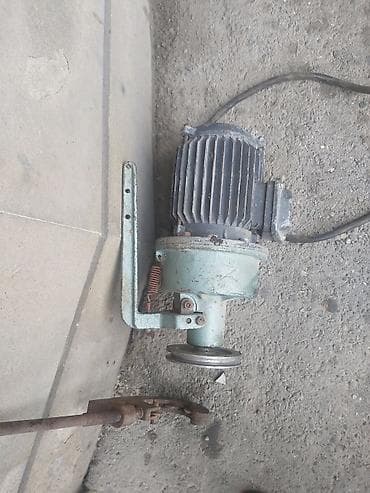 Sənaye elektrik mühərriki və kasnaklı reduktor bloku - Tip: Elektrik