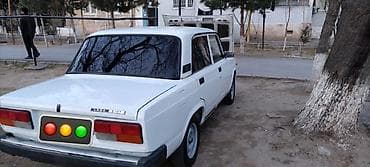 vaz 21 07: LADA 2107 – ağ rəngli sedan Xüsusiyyətlər: - Korpus: 4 qapılı sedan — 2