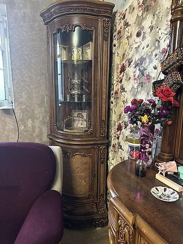süvenir: Künc vitrin şkafı – klassik üslubda, bərk ağac teksturası və oyma — 1