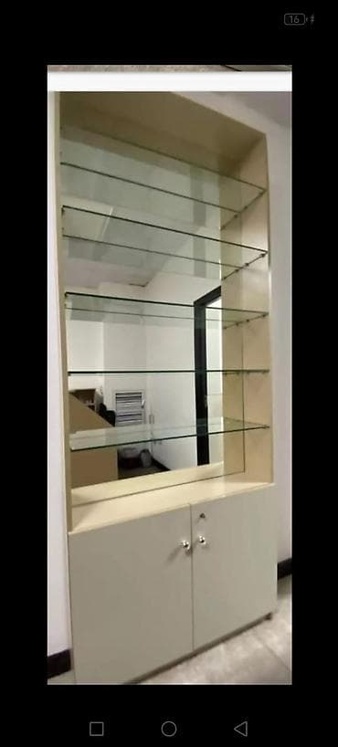Şüşəli dolab vitrini