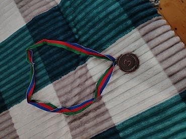 Bürünc medal – “3” rəqəmli, klassik dəfnə yarpağı naxışlı. -