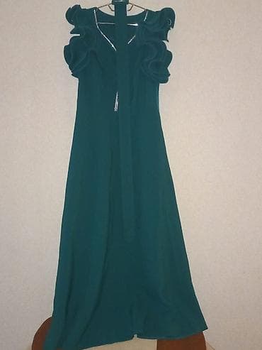 uzun etek: Zərif qadın geyimi – zümrüd-yaşıl rəngdə uzun don. - Model: maxi — 1