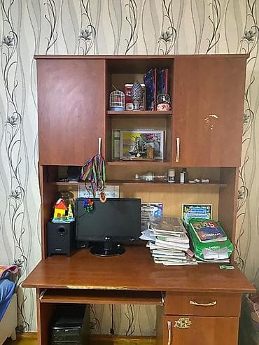 Şkaf. monitor. mişka. kolonka. klaviatura. key. hamısı birlikdə