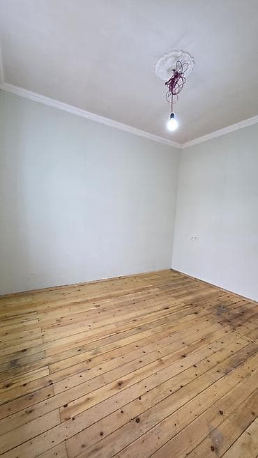 1 otagli evler: 2otaqlı həyət evi – su, qaz, işıq xətləri çəkilmiş - Plan: 1 geniş — 4