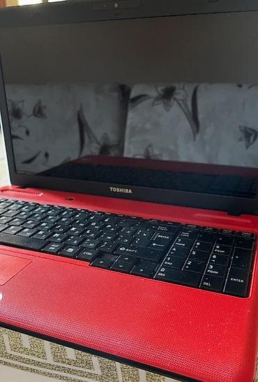 Toshiba noutbuk – qırmızı korpuslu, tam ölçülü klaviatura və ayrıca