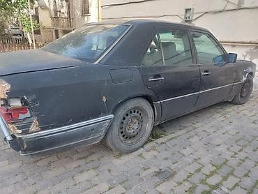 s guzgulər: Mercedes-Benz W124 sedan, qara rəng. Klassik 4 qapılı kuzov, polad — 3