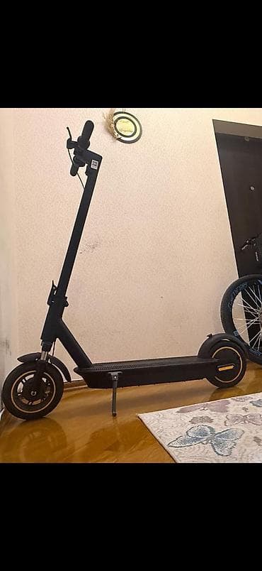 electro gitara: Elektrik skuter – qara rəng, yığcam və şəhər içi hərəkət üçün rahat — 1