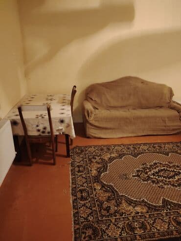 Kirayə üçün sadə, mebelli mənzil. - Otaqlar: 2 ayrıca otaq və keçidli