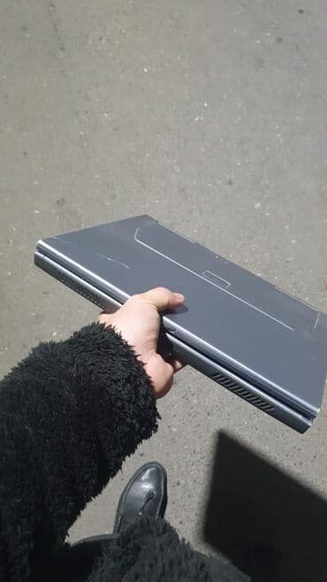 Subaru: - Məhsul: Noutbuk (qara/boz rəngdə, klassik qatlanan korpus) - Korpus — 1