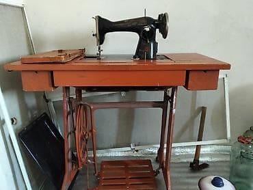 Qara rəngli tikiş maşını başlığı ilə təchiz olunmuş, taxta stol lalafo.az -da Qara rəngli tikiş maşını başlığı ilə təchiz olunmuş, taxta stol