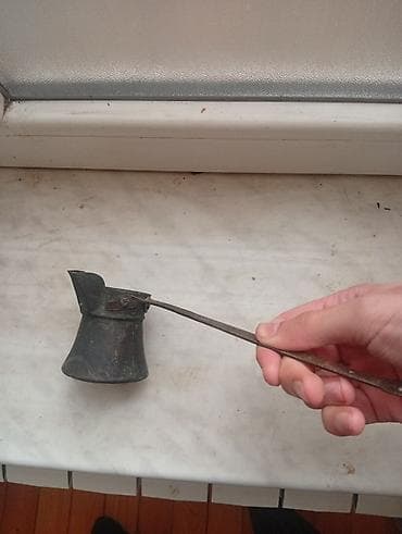 Qədimi mis qəhvə dəmləyən