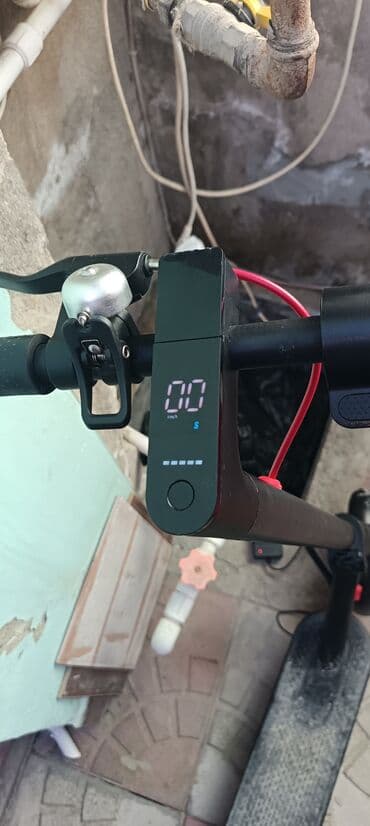 elektrik samokatlar: Elektrik skuter - Qara rəngdə, şəhər üçün komfortlu dizayn - Ön və — 5