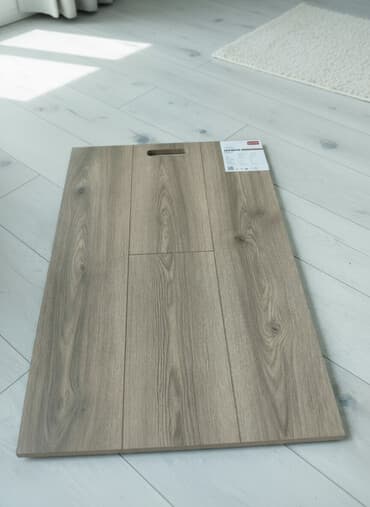 “Instinte” markalı, taxta görünüşlü laminat döşəmə paneli