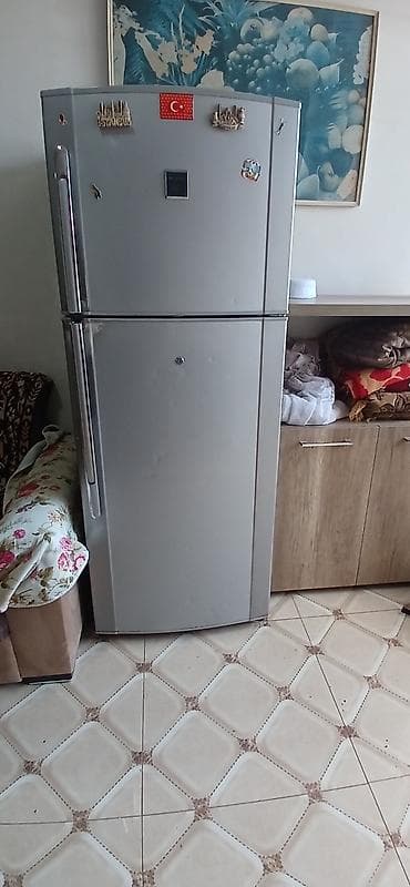 qabyuyan satilir: İki qapılı soyuducu (yuxarıda dondurucu, aşağıda əsas bölmə) — 1