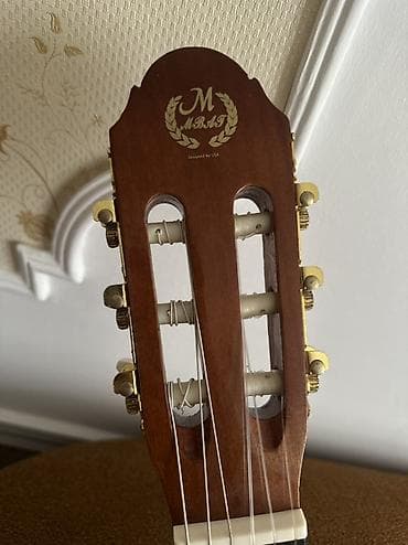gitara balaca: Klassik gitara – 4/4 ölçü - Korpus: parlaq açıq rəngli üst lövhə — 6