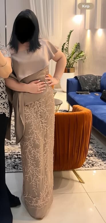 kirayə gəlinlik qiymətləri: 42 olcuye gedir. 1 defe toya geyinilib. 45 Azn satilir — 2