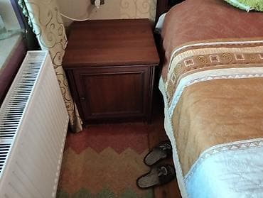 Taxta gecə tumbası - Klassik dizaynlı, tünd qoz rəngində gecə tumbası — 1