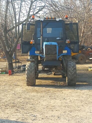 jiquli təkəri: Mavi rəngli təkərli kənd təsərrüfatı traktoru Xüsusiyyətlər: - Ön və — 2