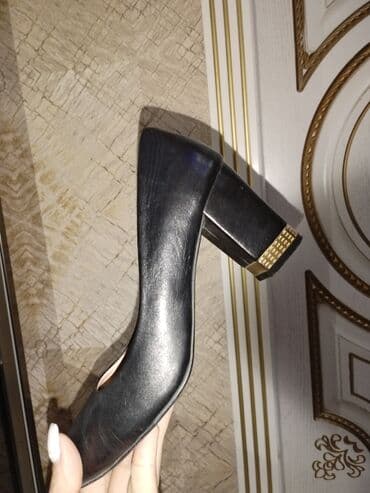 зеленые туфли: Qadın klassik tufliləri - Rəng: qara - Üst material: hamar dəri — 2