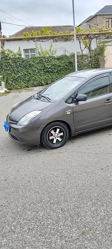 ucuz priuslar: Toyota Prius (ikinci nəsil) hibrid hetçbekMaşın yaxşı veziyyetdedir — 3