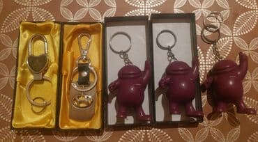 Şin və təkərlər: Rəngarəng plastik boru dirəklərindən hazırlanmış dəst açar üzərində — 2