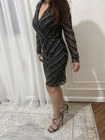 şifon don modelleri: Qara gümüşü payetli gecə geyimi - Model: Dizdən yuxarı, bədənə — 3