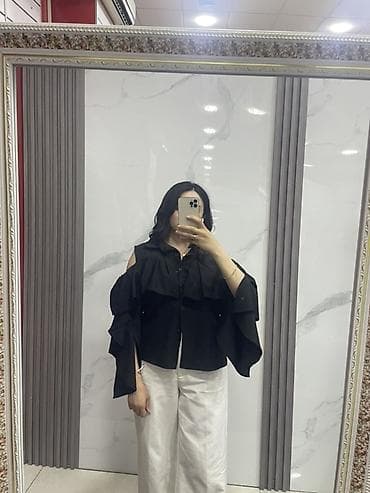Qadın üçün qara bluz - Model: qolları geniş və kaskad frill/li volant