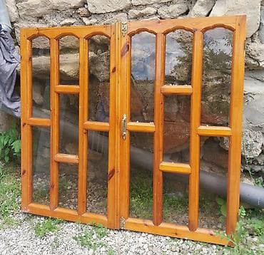 1 ədəd Taxta ikiqat giriş qapısı və uyğun 3 ədəd pəncərə dəsti -