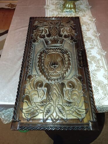 Ağacdan hazırlanmış, əl oymalı nərd/taxta oyun dəsti. Qapağında şir