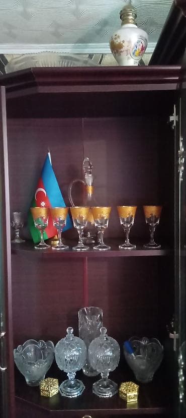 nerjavika bak: Şüşə və büllur dəstlər – vitrinlik kolleksiya Tərkib: - Qızılı — 3