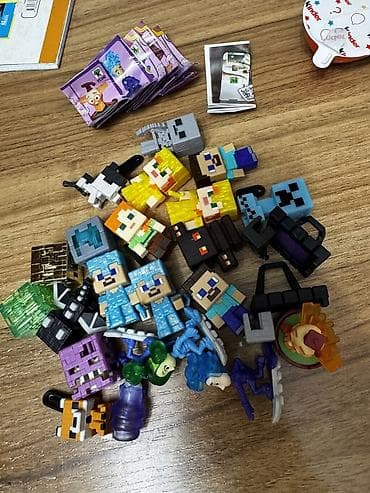 minecraft oyuncaq: Müxtəlif personaj və fiqurlardan ibarət oyuncaq dəsti. Şəkildə əsasən — 1