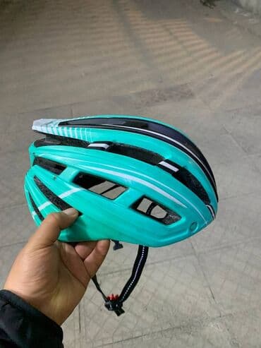 formula 1 bilet qiymetleri 2025: Velosiped kaskı – aero dizayn, açıq yaşıl/qaradərili rəng — 1