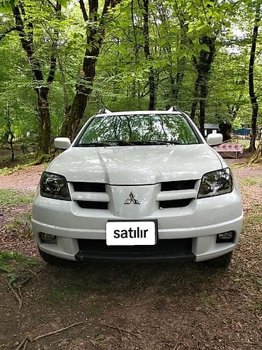 e39 radiator: Mitsubishi (Airtrek/Outlander ilk nəsil) krossover, ağ rəng. Xarici — 1