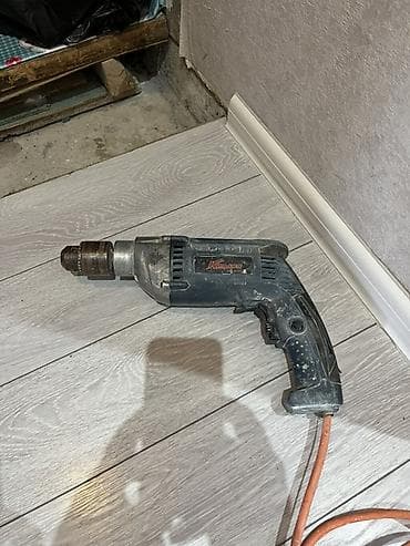kömürsüz drel: Salam Tam islek veziyyetdedir. Elektrikli qazma aləti. Korpus üzərində — 3