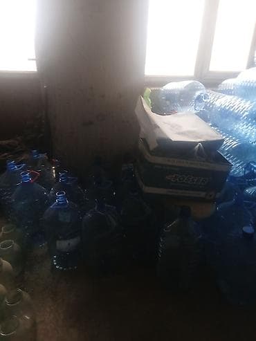 banka bağlıyan: 5-10 ve 19 litrlik su bidonlar satilir. - Material: şəffaf plastik — 2