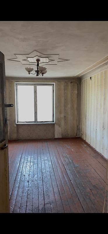 Tavalar: Satılır: işıqlı otaq (mənzil otağı) Xüsusiyyətlər: - Geniş pəncərəli — 1