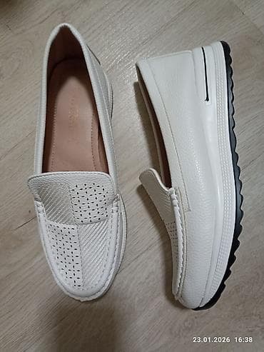 Yenidi ayağımı sıxdı 38 raz olsada 37 37.5 gedir lalafo.az -da Yenidi ayağımı sıxdı 38 raz olsada 37 37.5 gedir