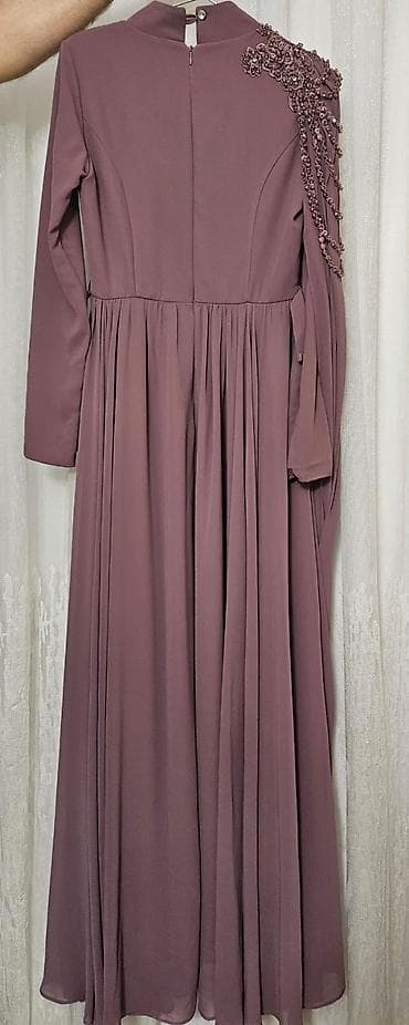 hicab geyimi: 2 dəfə geyinilib ziyafət geyimidir. 38 razmerdir. Nərimanov və koroğlu — 2