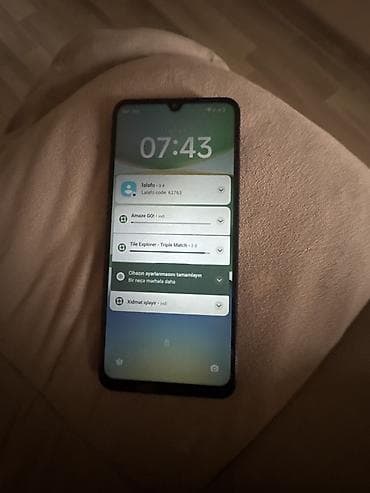 Smartfon – damla tipli ön kamera çıxıntısı olan tam ekranlı model